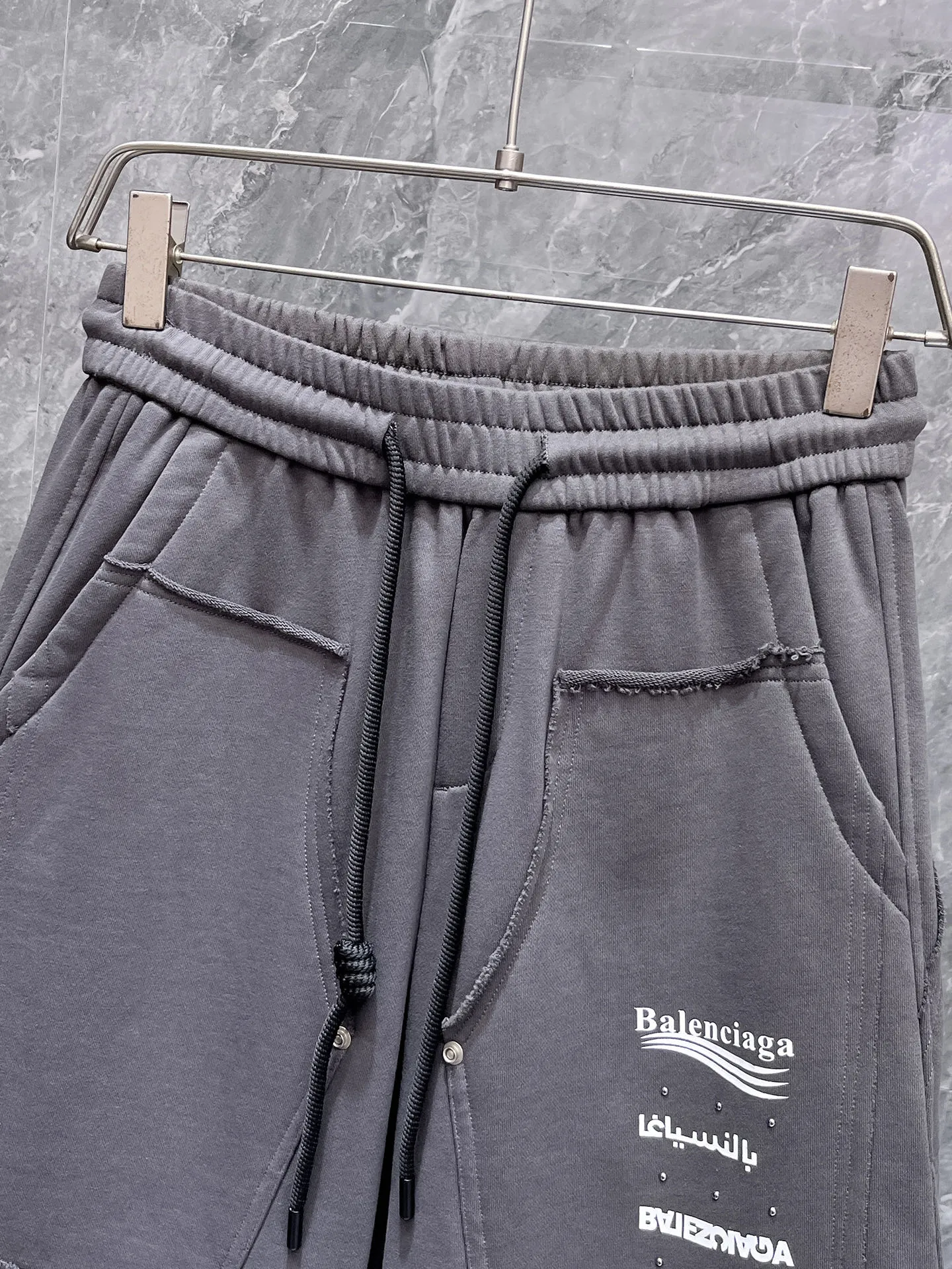 Balenciaga's three-standard complete 2026 summer New Arrival men's casual shorts, advanced custom-made Breathable fabric, Breathable fabric, extremely stretchy and comfortable, impeccable details, top-grade accessories, original logo design concept, delicate and soft feel! The upper body fit is awesome! Size: M-XXXL Please state your height and weight when ordering
